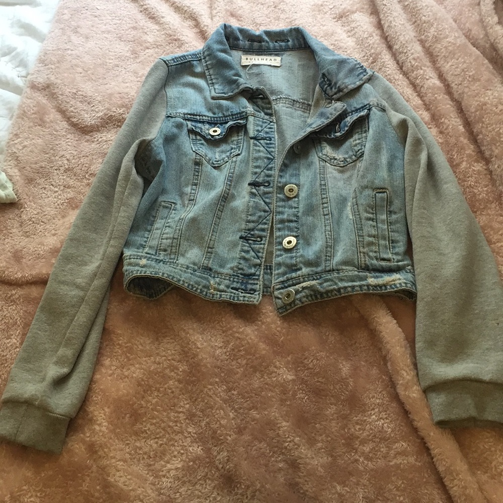 Jean jacket with sweatshirt material sleeves